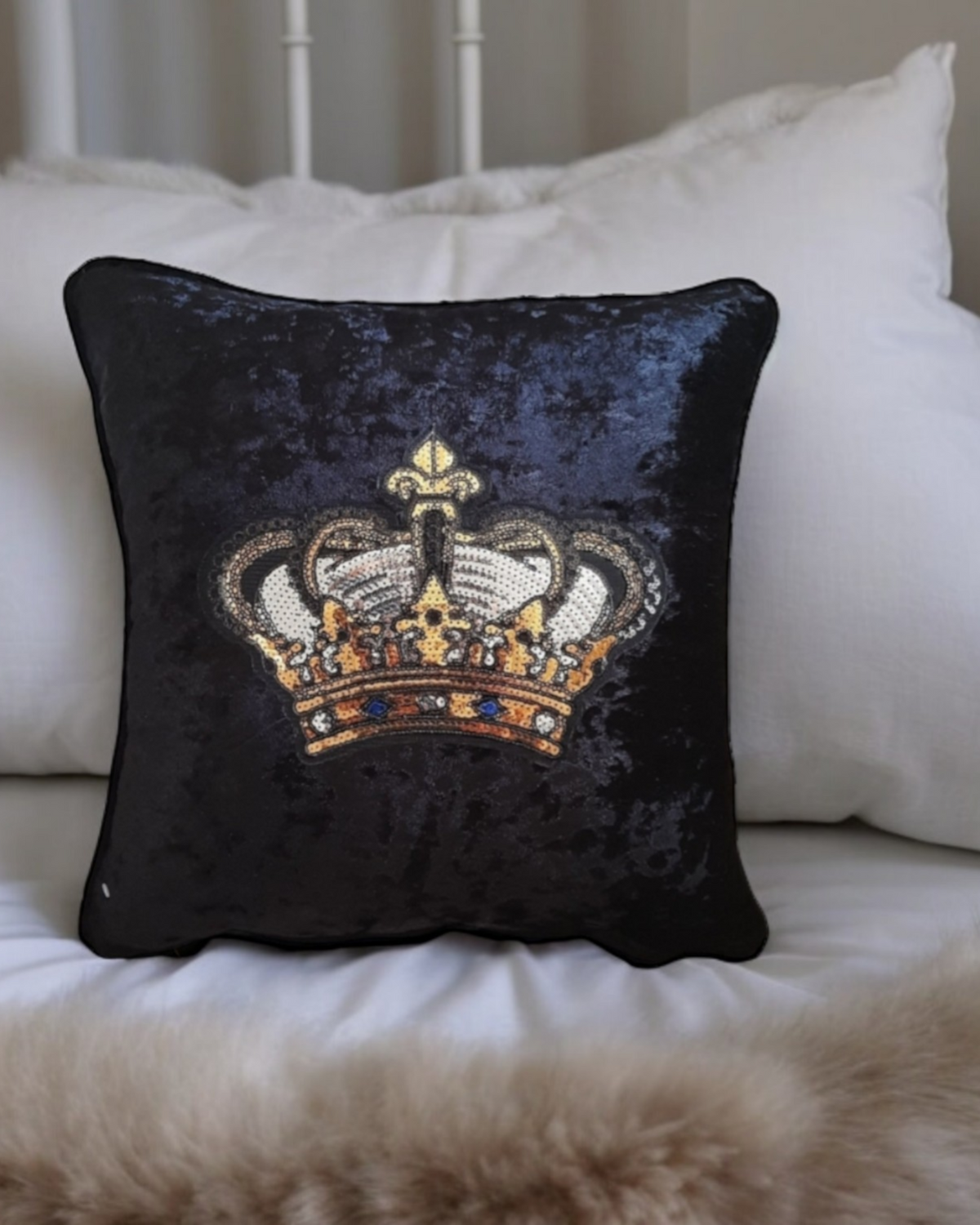 Housse de coussin couronne dorée en velours noir